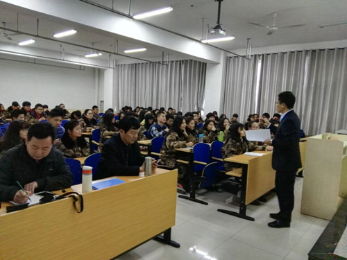 赵尔乐到经济管理系做关于“大学生成功步入职场应具备的十种心态”的讲座