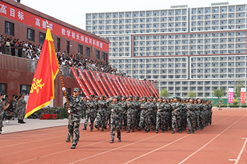 kok官网首页——“亮剑”军训结营式暨开学典礼